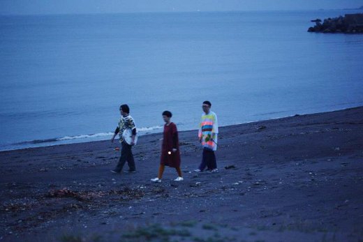 夜はそのまなざしの先に流れる